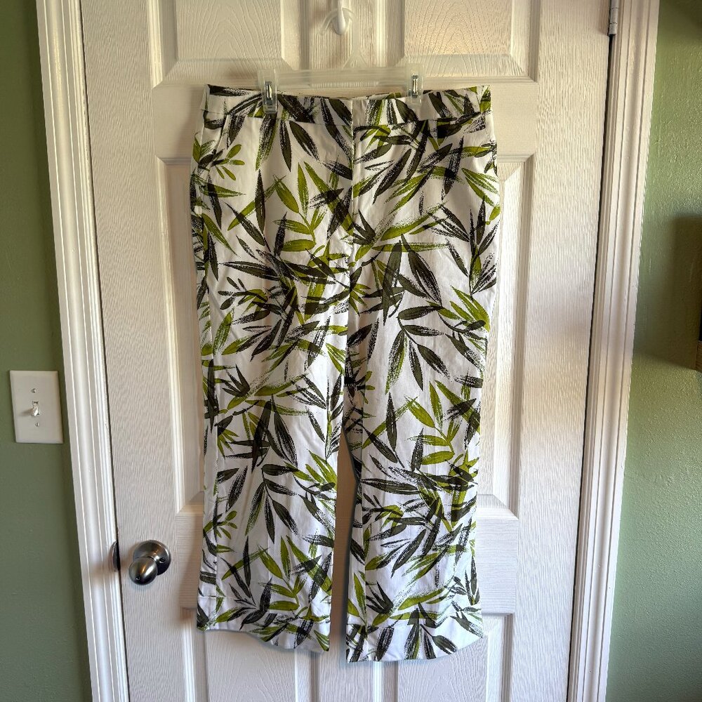 New York and Company Capri pants Leaf Print